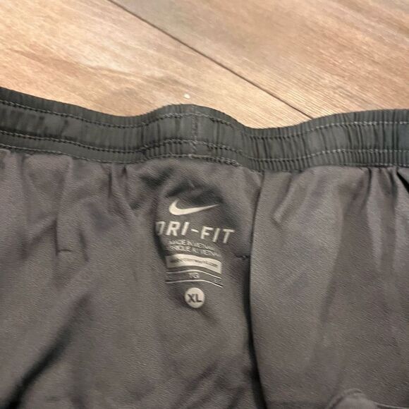 Nike Grey Athletic Workout Shorts Women XL Bin D-24 - Picture 3 of 4